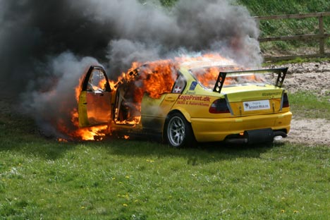 Bilen står omspændt af flammer